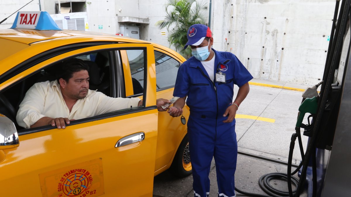 Movimiento. La compra de gasolina en los lugares de abastecimiento registró un comportamiento regular.