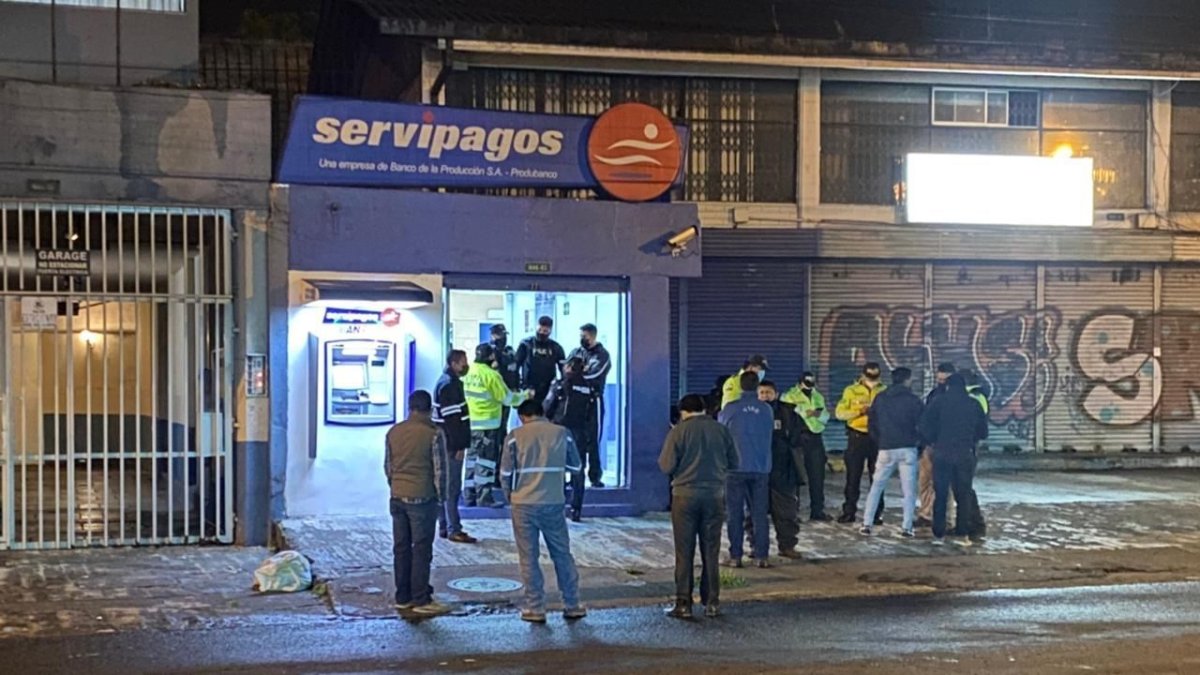 Asalto. Cuatro sujetos a bordo de motocicletas huyeron y dejaron un combo y pólvora compactada en el local.