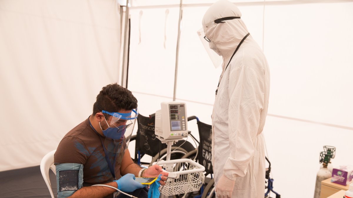 Personal médico del hospital Iees del Sur toma la temperatura a una paciente en Quito, en una fotografía de archivo.