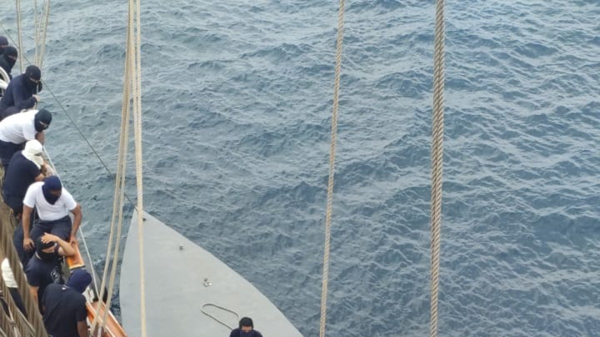 El Buque Escuela Guayas y las debidas autoridades capturan a cuatro personas que navegaban en embarcación usada por organizaciones narco delectivas.