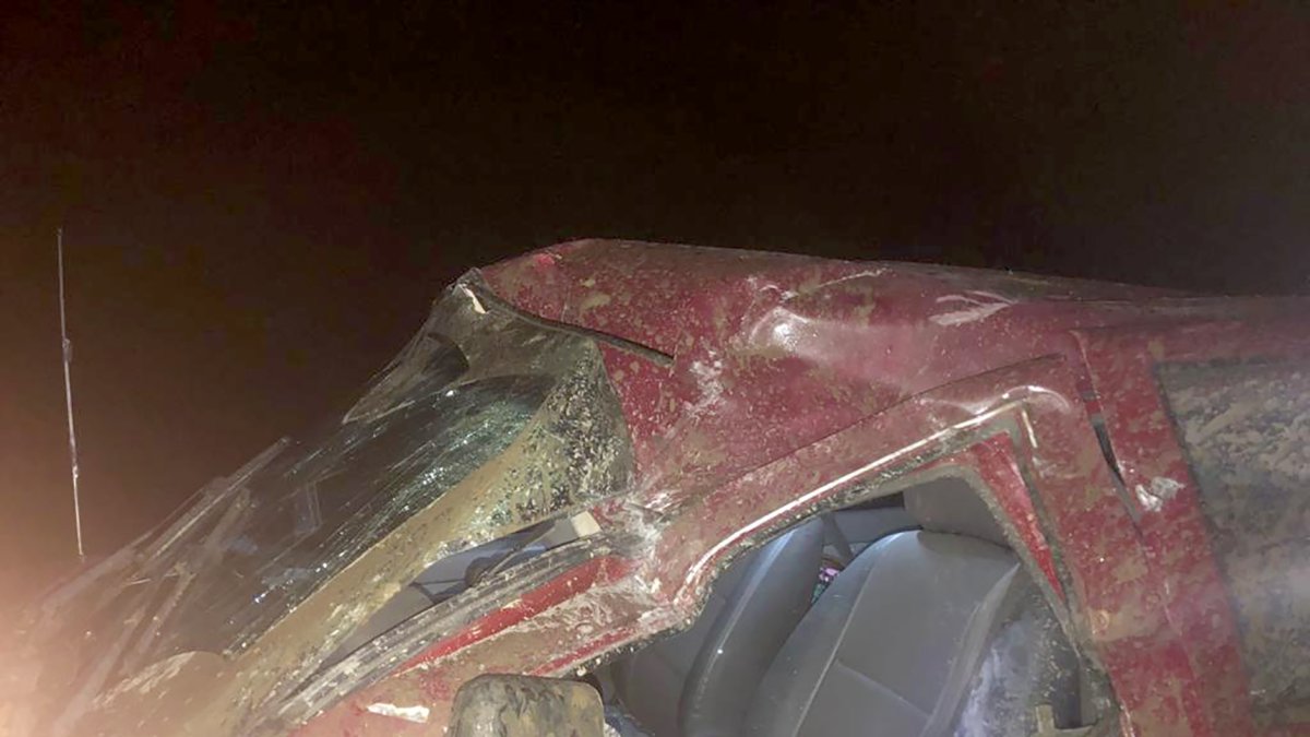 Estado en que quedó el vehículo tras la caída de una piedra grande en la vía Cuenca-Molleturo-El Empalme.