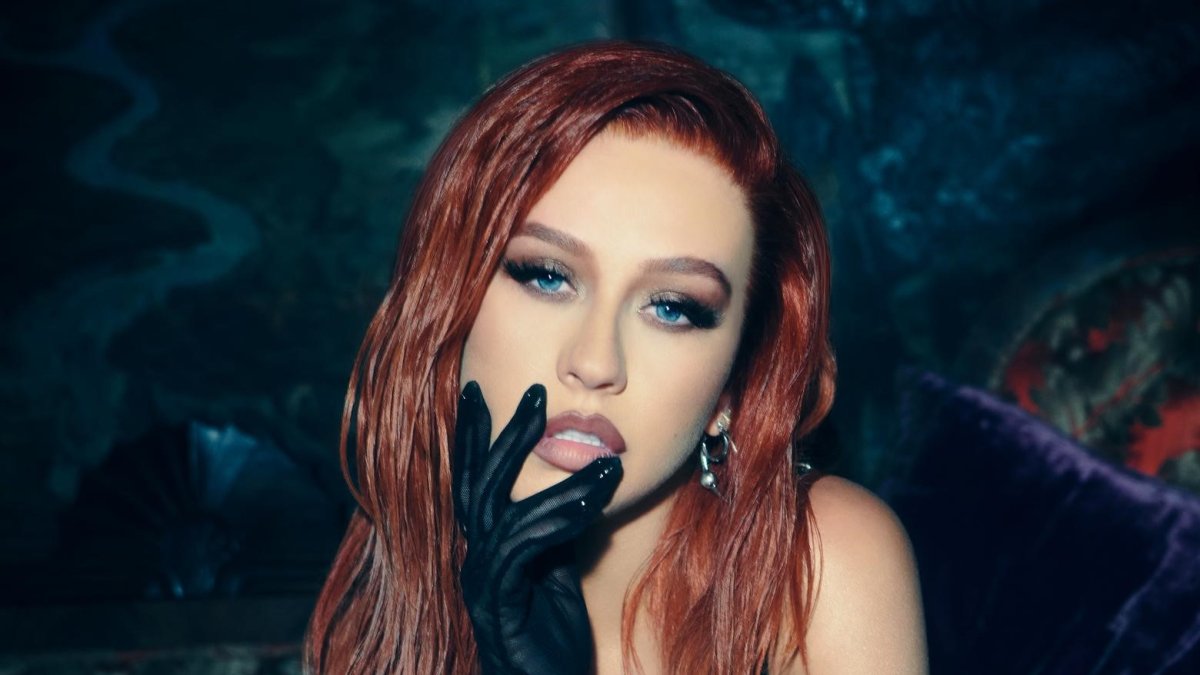 Esta canción celebra la sororidad latina y en los arreglos musicales sobresale guitarra acústica mezclada con un pegajoso ritmo.