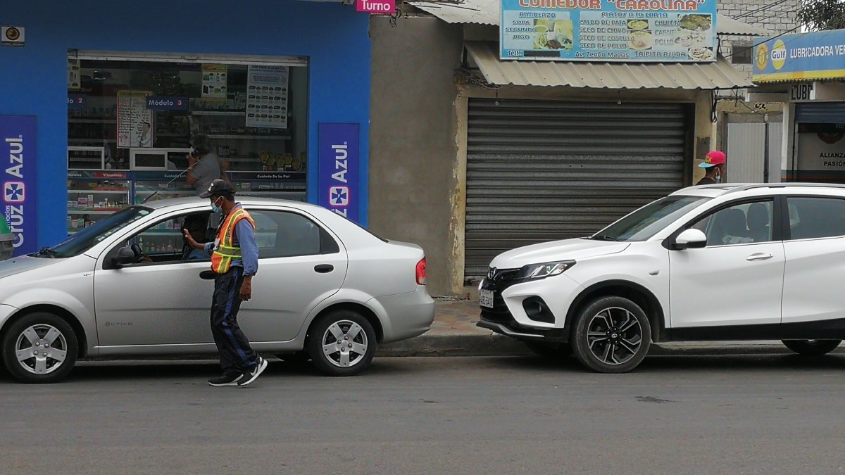 Escena. Ahora es común ver en los puntos turísticos y comerciales del cantón a los cuidacarros informales.