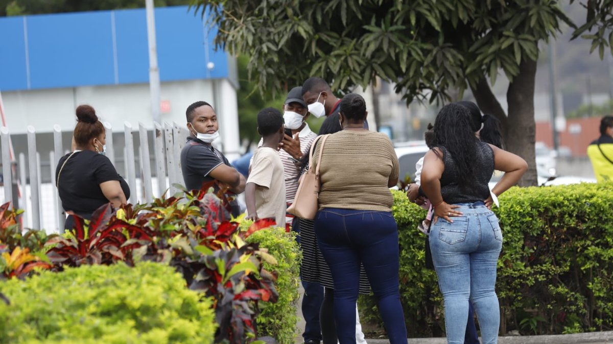 Al instituto forense también llegó la actual pareja del deportista. La chica estaba acompañada de sus familiares, quienes colocaron la denuncia por la muerte de Quiñónez.
