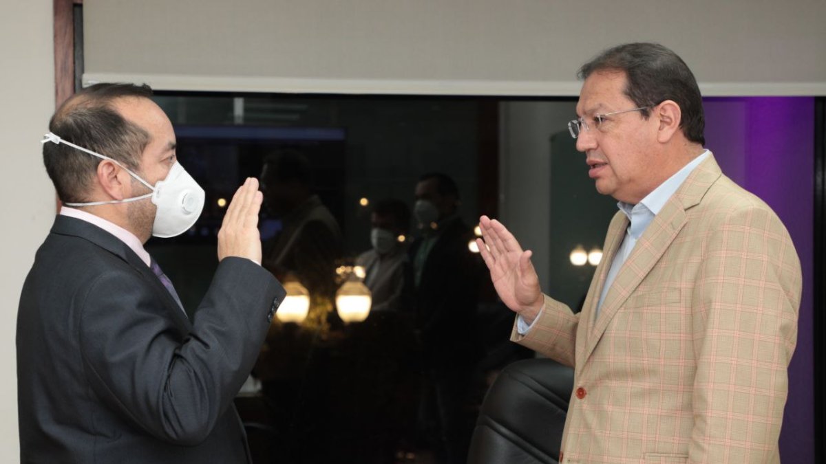 Juramento. Efraín Bastidas asume el cargo de gerente del Metro.