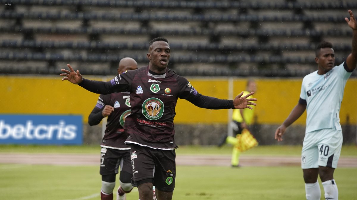 El colombiano Murillo anotó luego de fallar un penal ante Galíndez. Marcó de rebote.