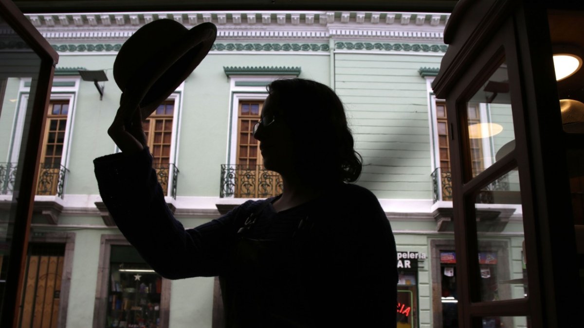 Andrea López es la cuarta generación que se dedica a la elaboración de sombreros en su familia.