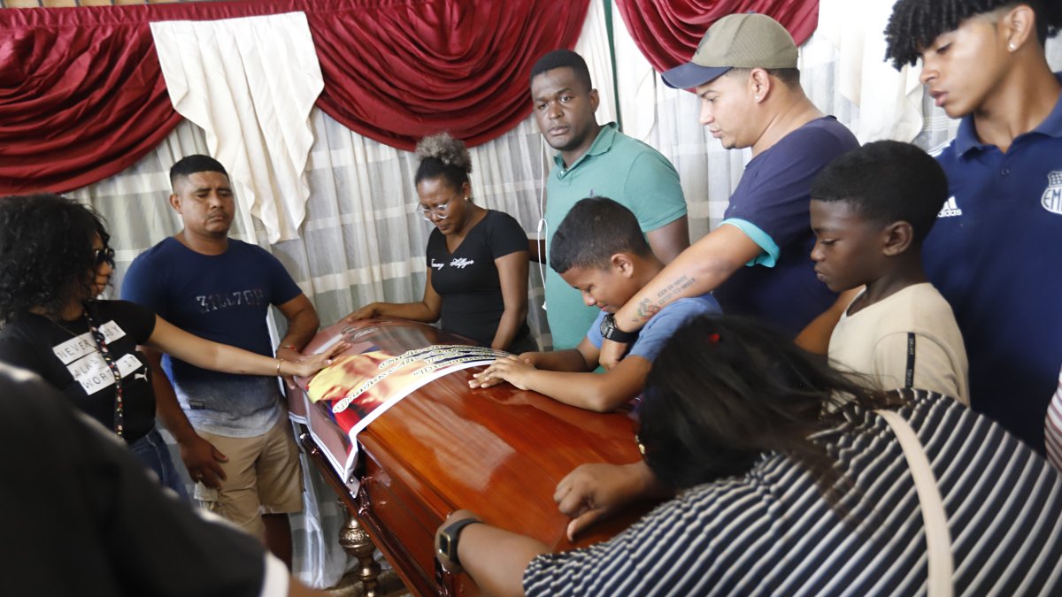 Allegados y familiares lloraron a Álex por algunas horas en las calles Sedalana entre Carchi y Tulcán, al sur de Guayaquil.