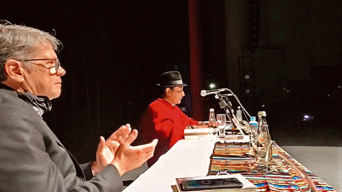 Lanzamiento. Xavier Lasso, del Fondo de Cultura Económica, aplaude al presidente de la Conaie, Leonidas Iza, durante la presentación de ‘Estallido.