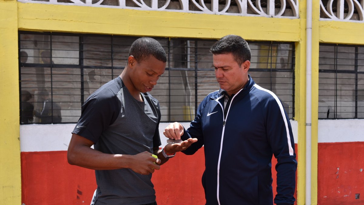 El velocista dejó atrás los problemas y de la mano del entrenador Nelson Gutiérrez se dedicó a retomar el nivel que le llevó a la élite del atletismo.