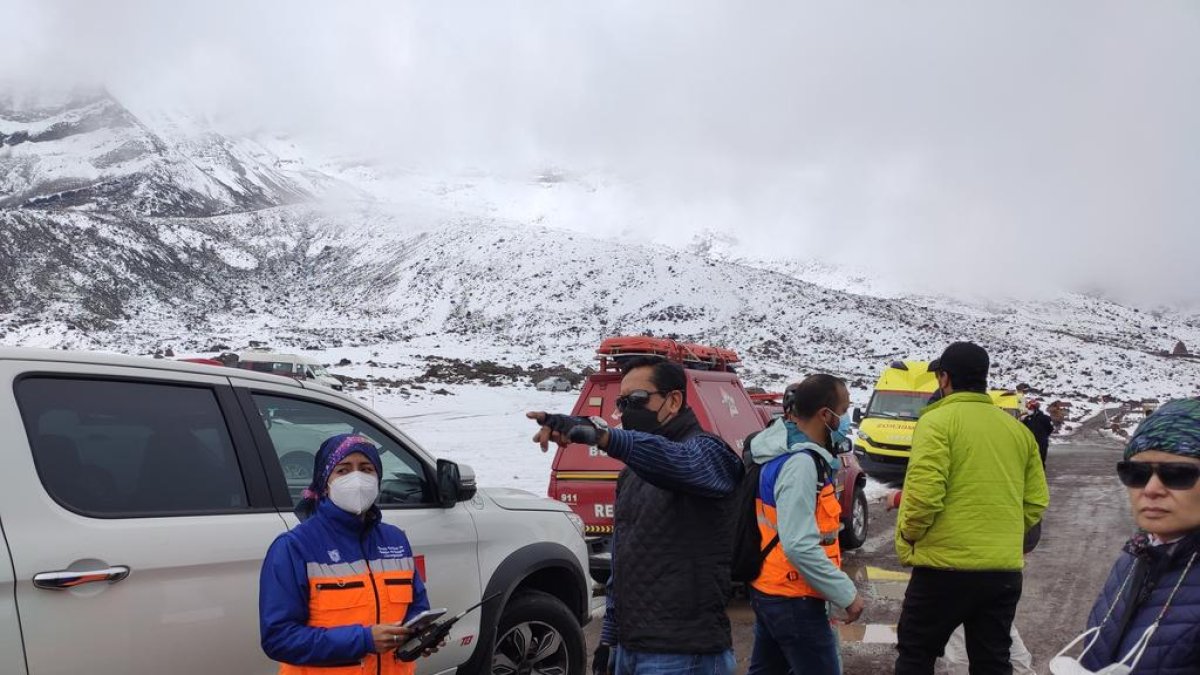 Puesto de Mando Unificado se encuentra reunido en el Nevado Chimborazo. Se coordinan acciones para el rescate de excursionistas.