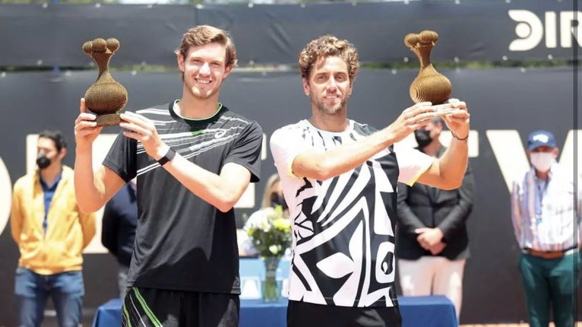 Quiróz (d) junto a Jarry como monarcas del torneo de Bogotá.