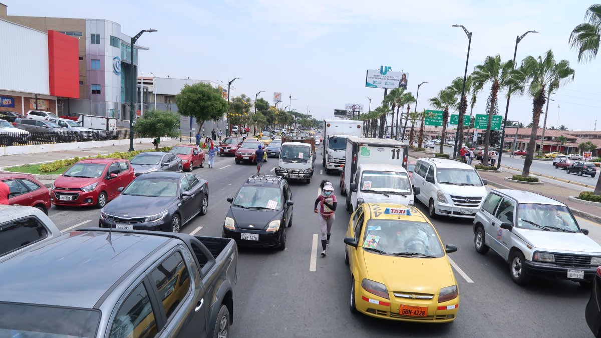 Desorden. En los semáforos de varias avenidas de la ciudad hay informales que obstaculizan el tránsito.