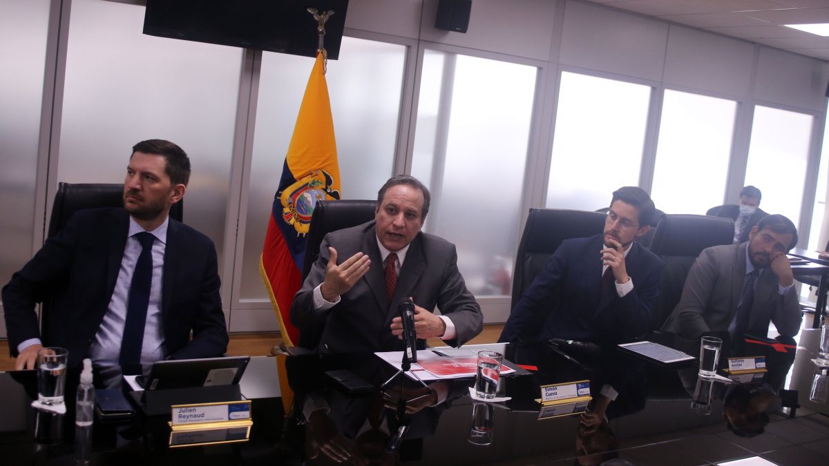 El ministro, Simón Cueva (c), podrá modificar la proforma si se aprueba la reforma tributaria.