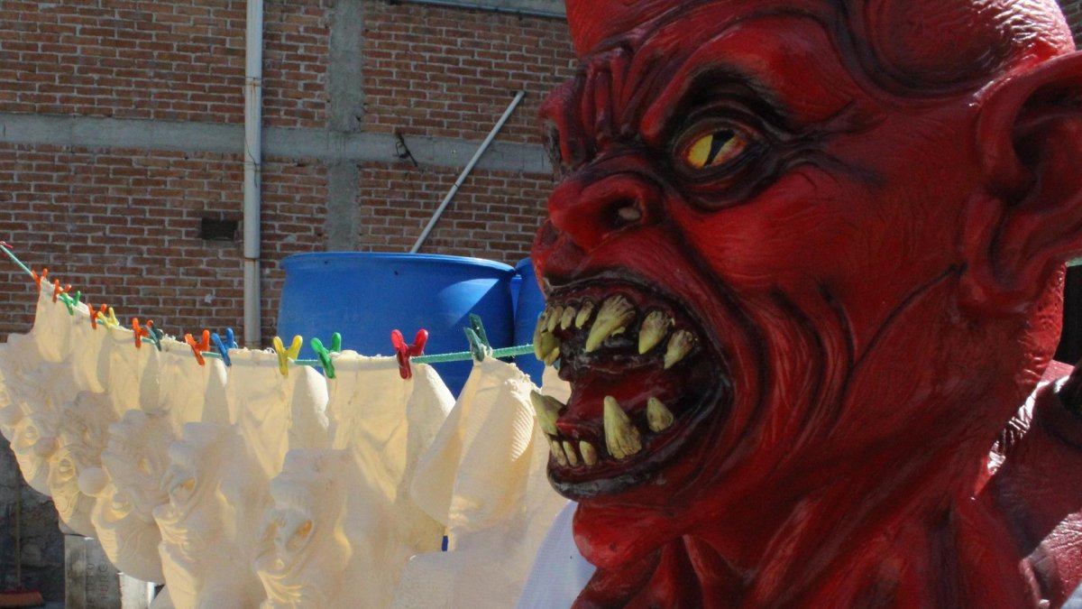 Fotografía de una máscara farbicada en el taller Mastermanía para Día de Muertos, hoy, en el estado de Puebla (México).
