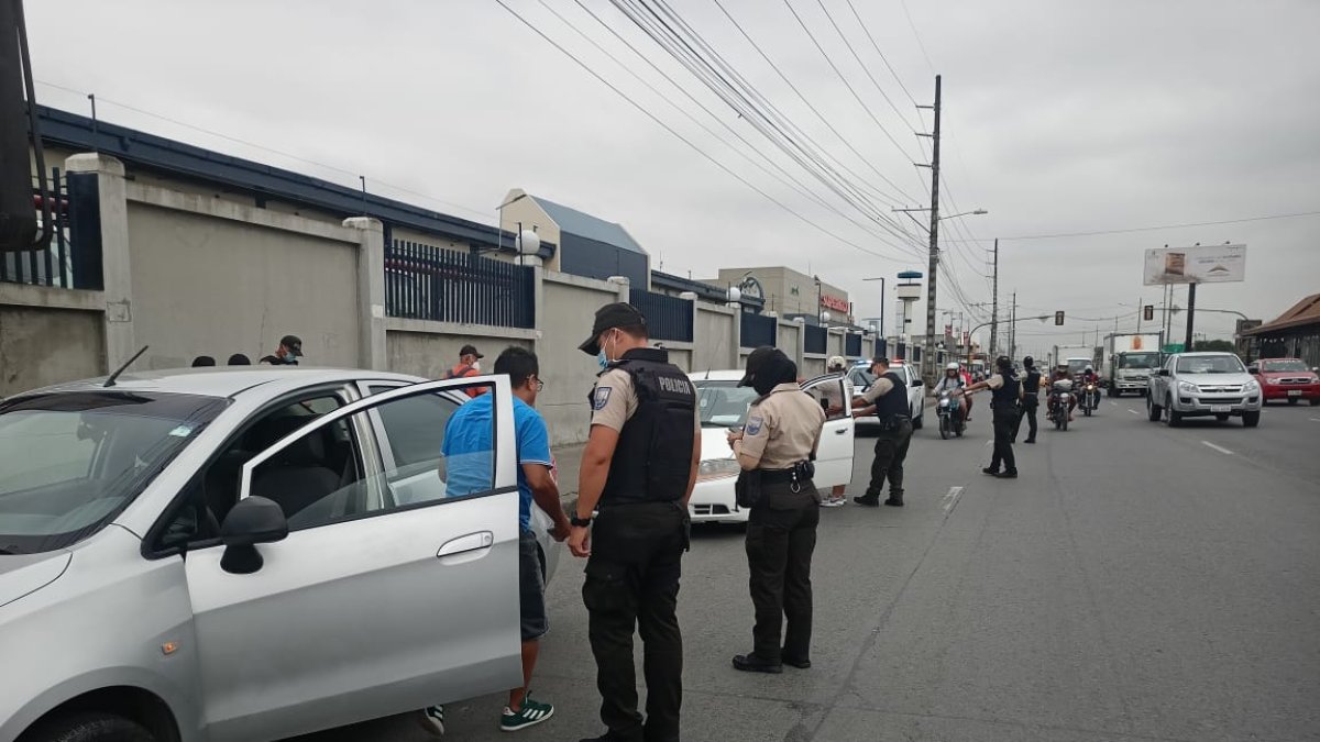 Controles.  Las fuerzas del orden realizan fuertes controles de seguridad en el marco del estado de excepción, el cual aún no logra frenar las acciones delictivas en Guayaquil. 