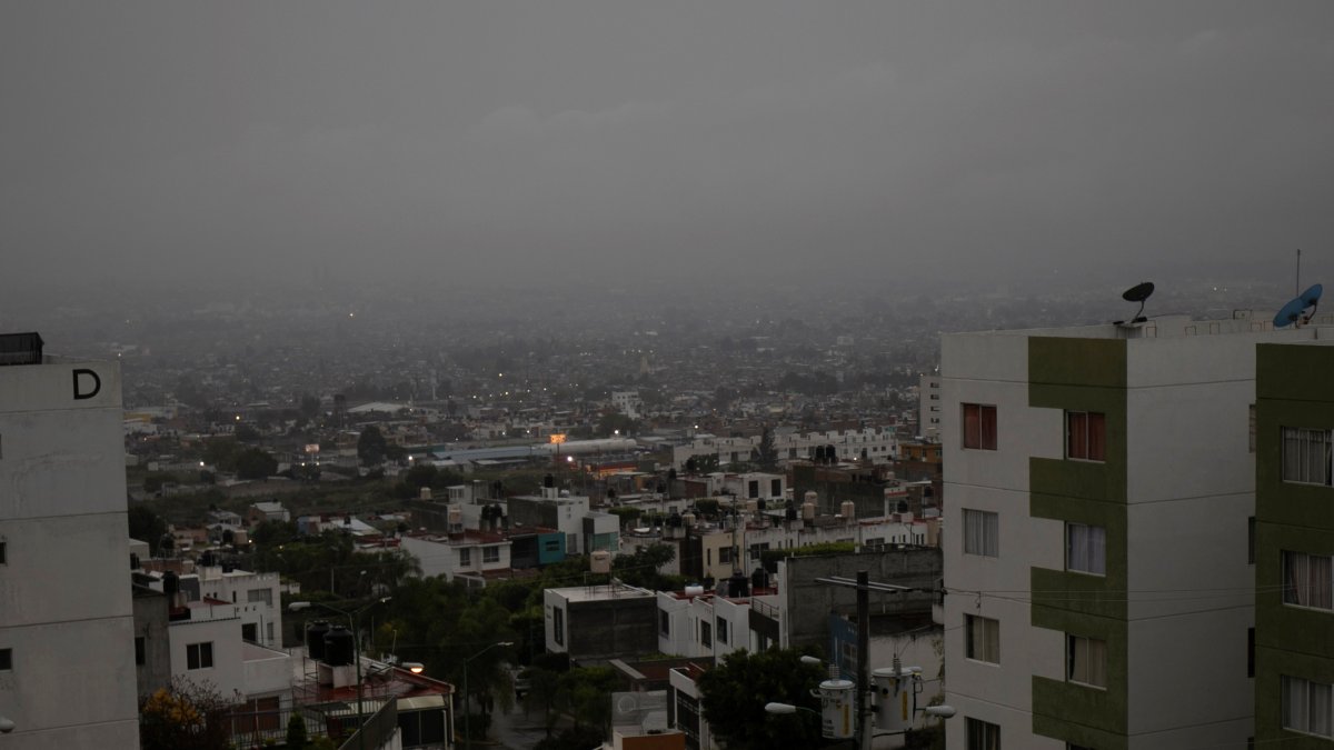 Vista del cielo nublado por el paso del Huracán Rick, hoy, en Morelia, estado de Michoacán (México).