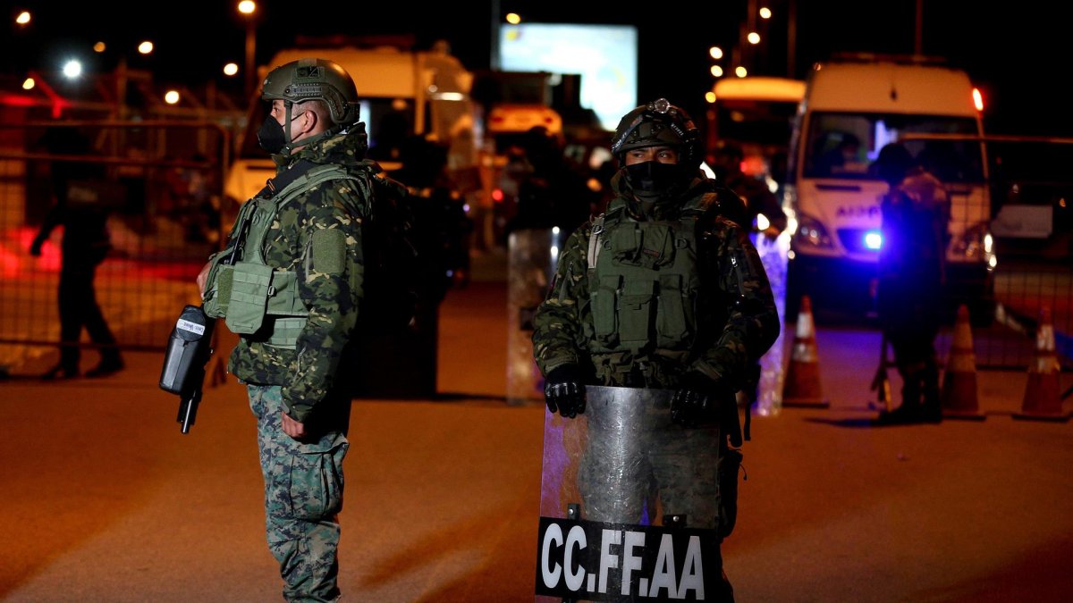 Imagen de archivo de varios militares que llegan para custodiar una cárcel en Latacunga (Ecuador).