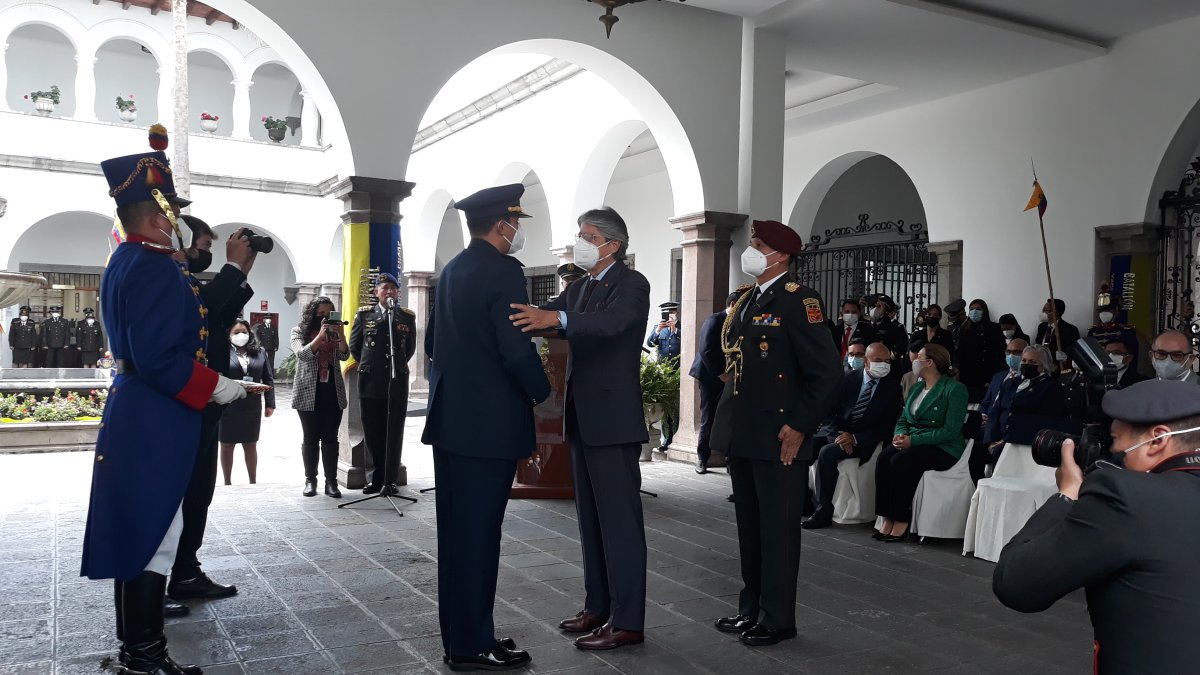Acto. El presidente Guillermo Lasso impuso una condecoración a un oficial militar.