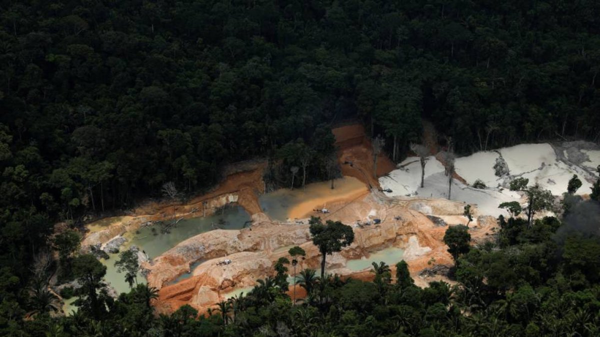 La amazonía es asediada por la minería legal e ilegal en Brasil.