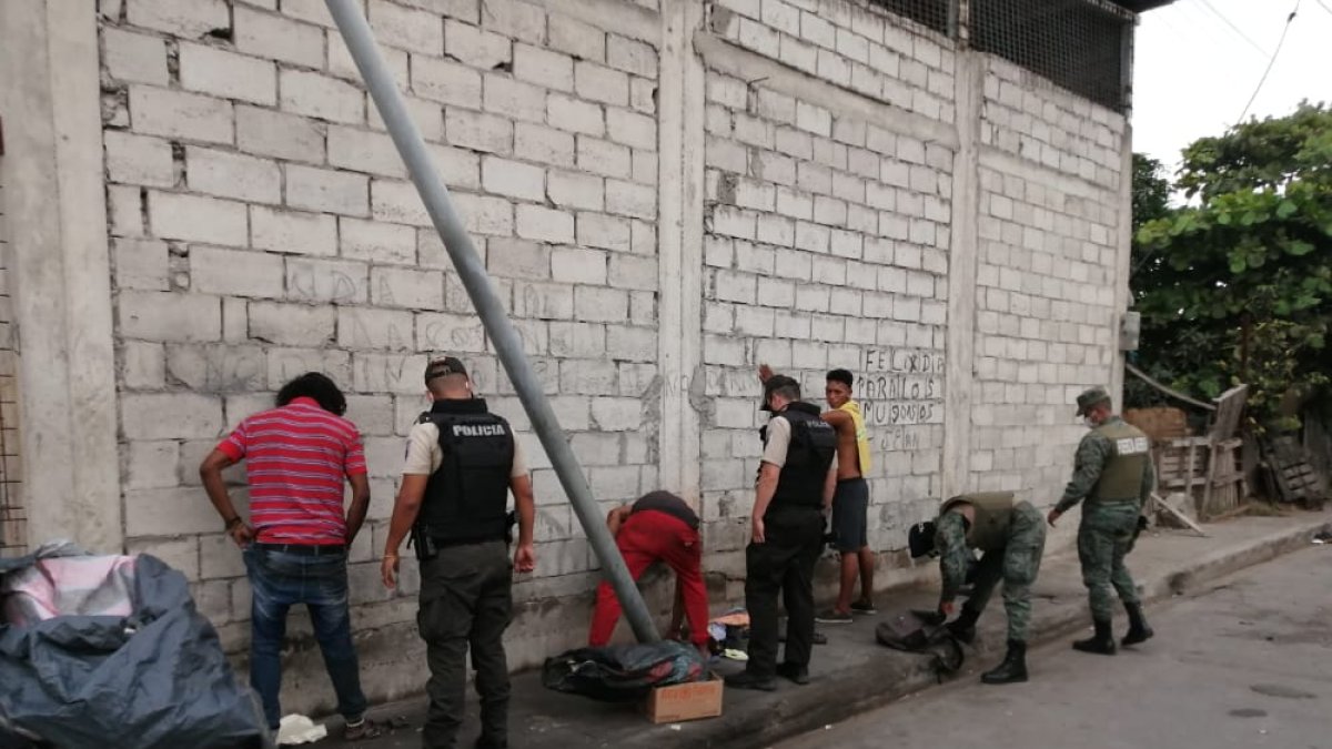 Policías y militares efectúan operativos permanentes, en el marco del estado de excepción. Aquí haciendo uno de tantos  registro de ciudadanos.