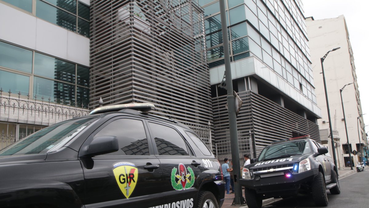 Personal Antiexplosivo de la Policía acudió a la Corte de Guayaquil para registrar todo el edificio.