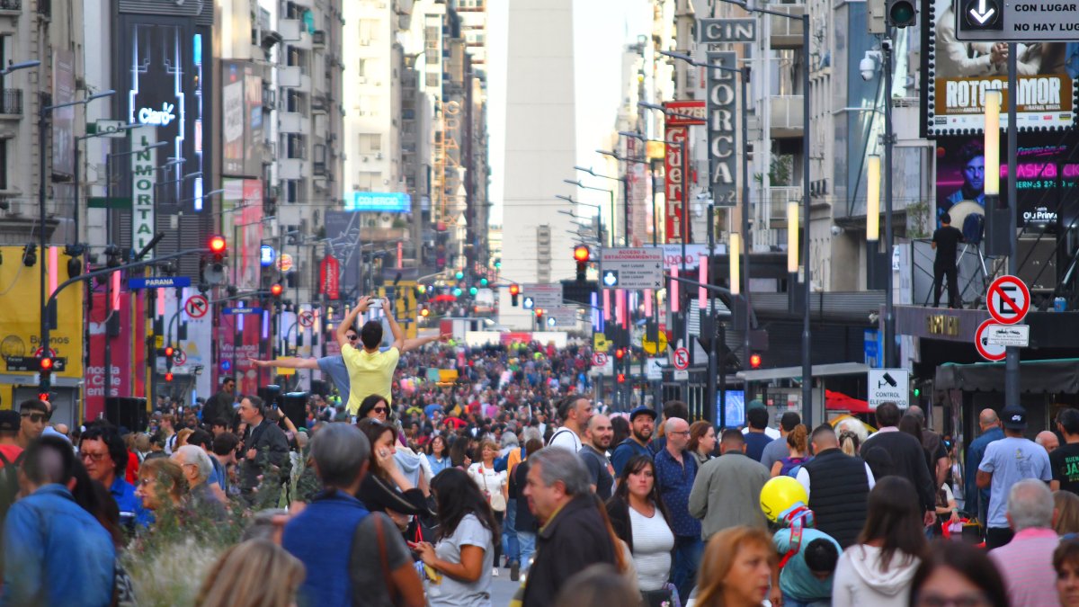 El país roza los 116.000 fallecidos a causa de la covid-19, un 40 % de su población está en situación de pobreza y registra una inflación acumulada del 37 % este año.