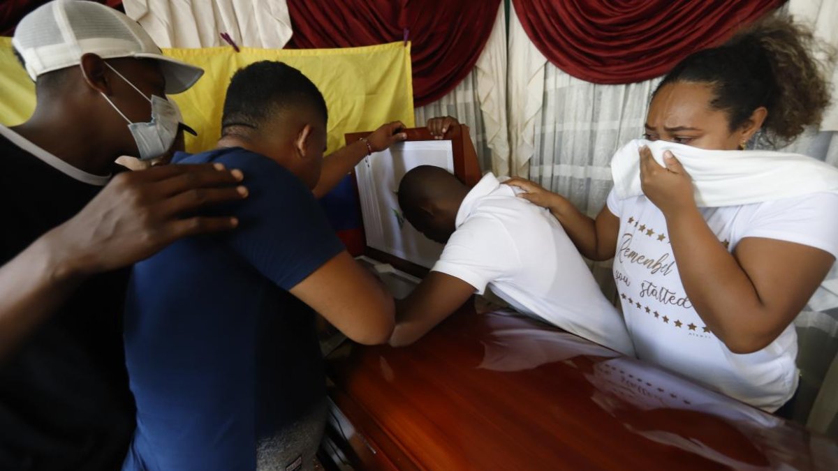 El cuerpo del velocista Álex Quiñónez fue velado momentáneamente en su domicilio de Guayaquil. Familiares y amigos lo despidieron entre lágrimas