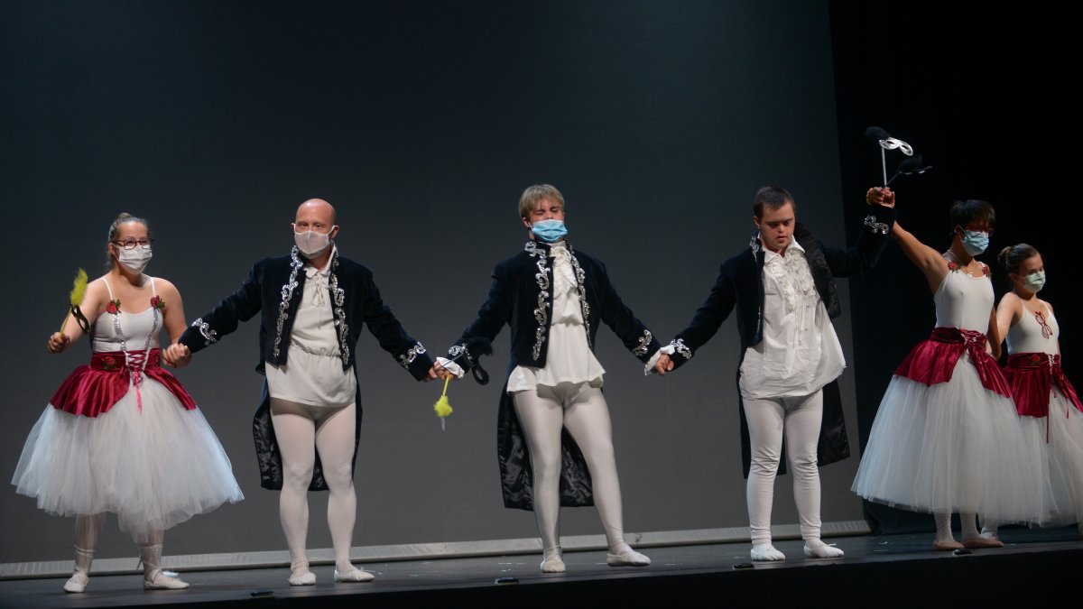 Miembros de la compañía Danza Down Elías Lafuente, en una actuación.