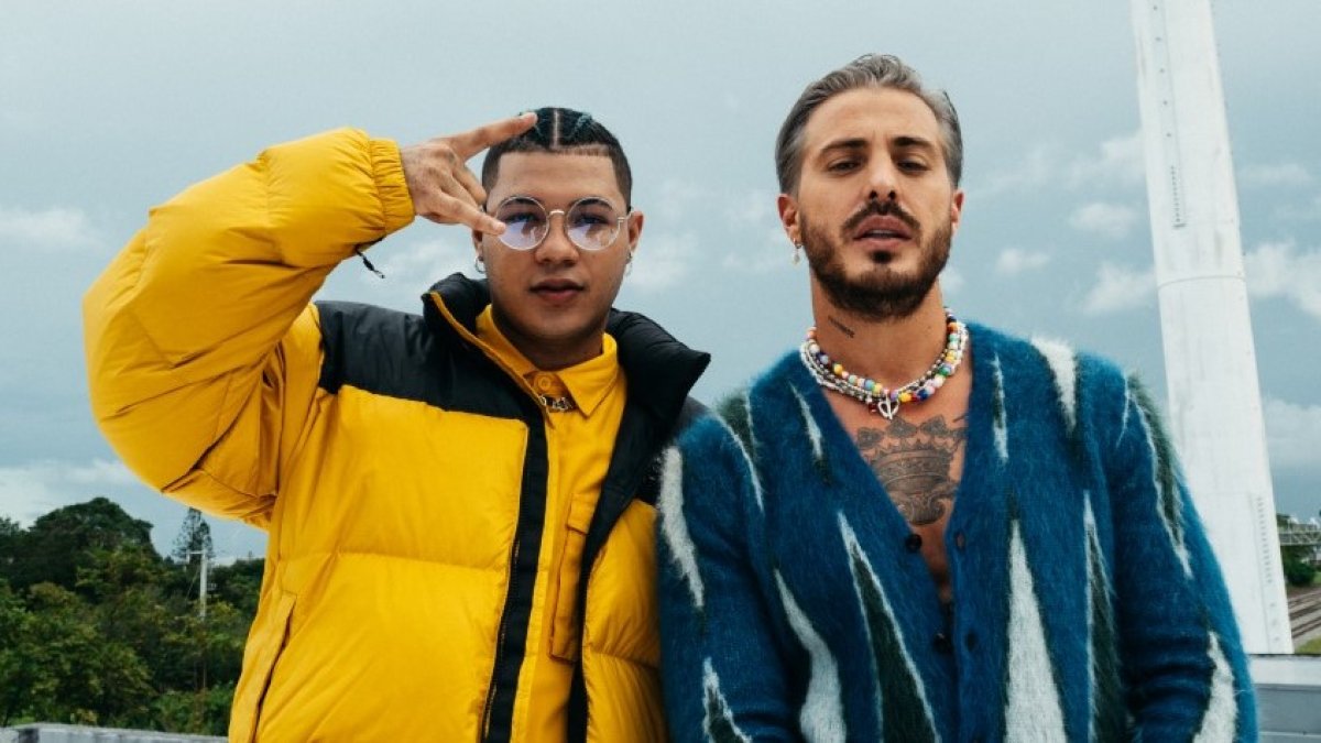 Los artistas mezclan diversos géneros cómo lo urbano con el dancehall y R&B para hacer una canción llena de energía y característica del repertorio que Llane ha mostrado hasta el momento.