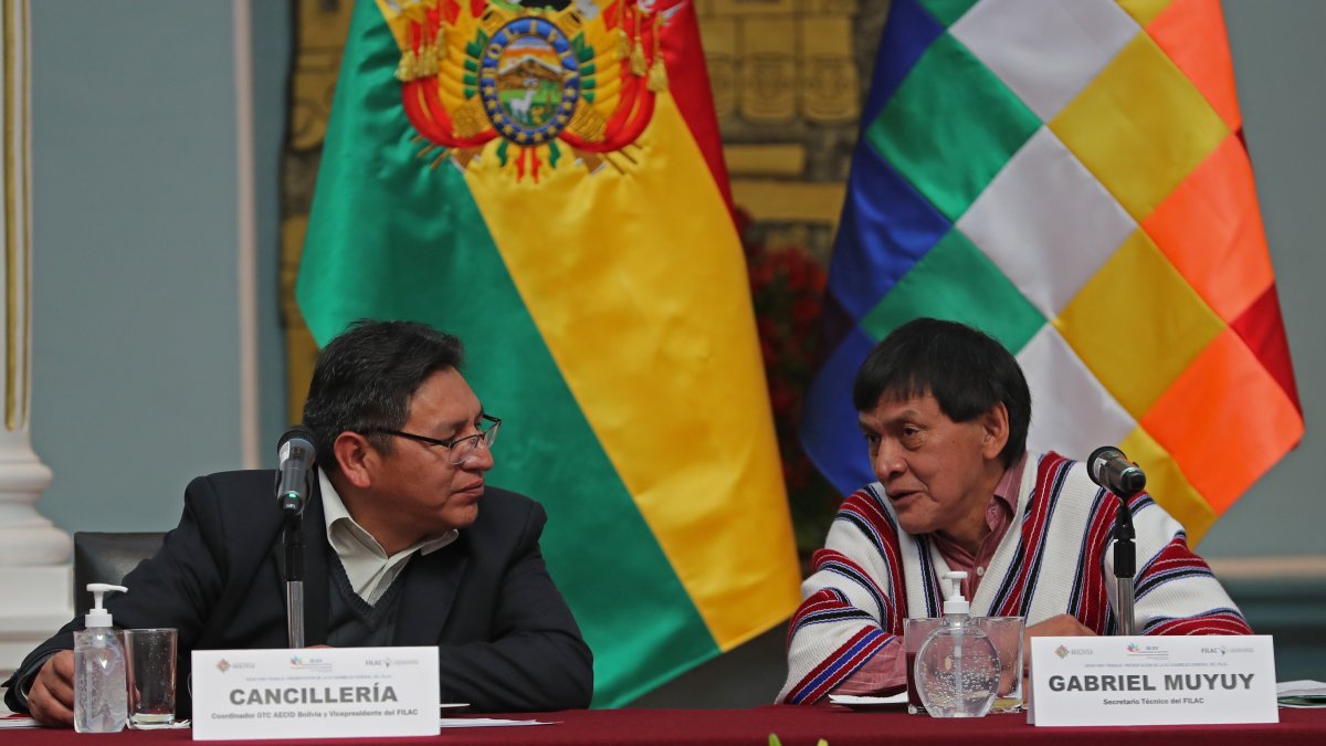El secretario técnico del Filac, Gabriel Muyuy (d), y el vicecanciller boliviano, Freddy Mamani, presentan la XV Asamblea General del Fondo para el Desarrollo de los Pueblos Indígenas de América Latina y el Caribe ( en La Paz (Bolivia).  