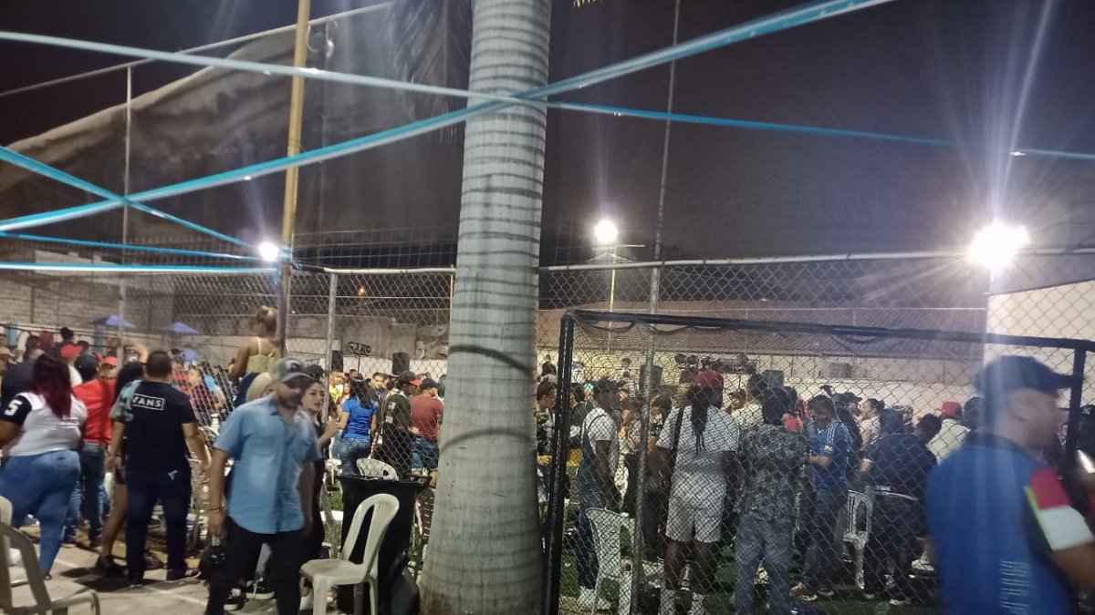 La reunión convocó cientos de farreros, muchs de los cuales se esfumaron apenas llegó la Policía.