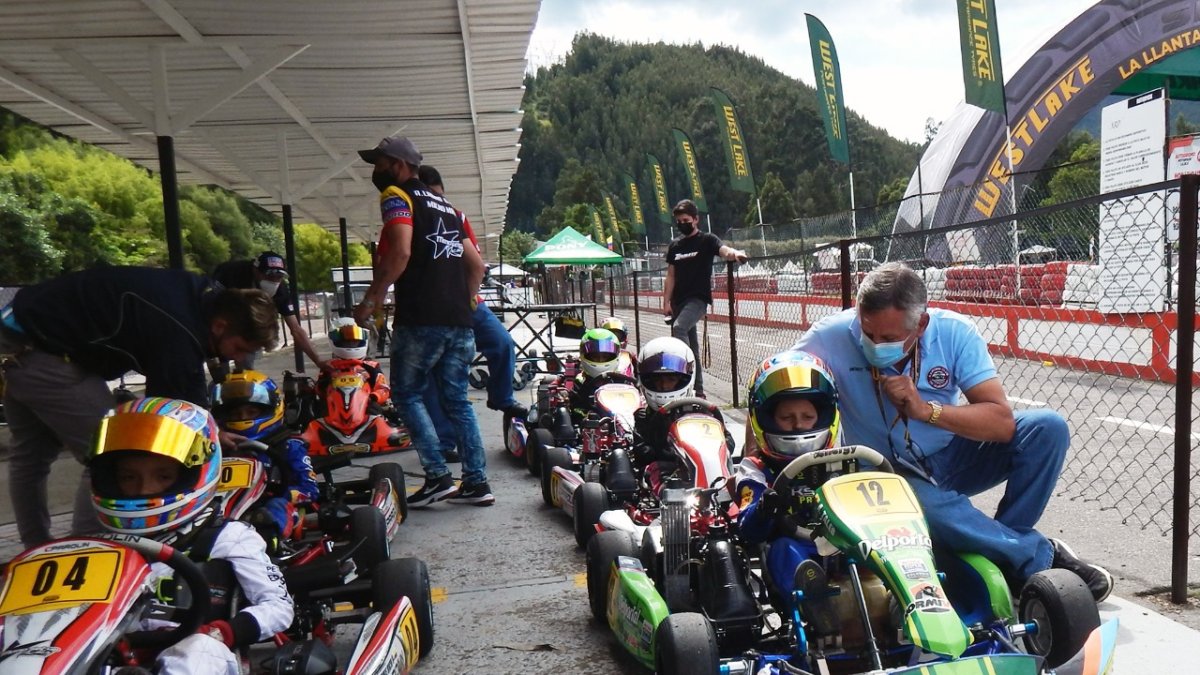 El piloto ecuatoriano Alejandro Taleb (d) tuvo el récord de vuelta más rápida y fue quinto en Colombia, gancho que le sirvió para ser visto por Alonso.