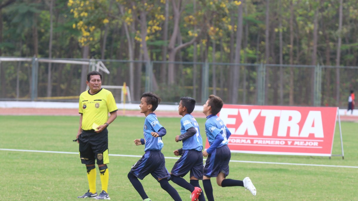 Una legión de árbitros son los encargados de imponer ley a cada jugada del torneo entre las categorías Sub-6 y Sub-16.