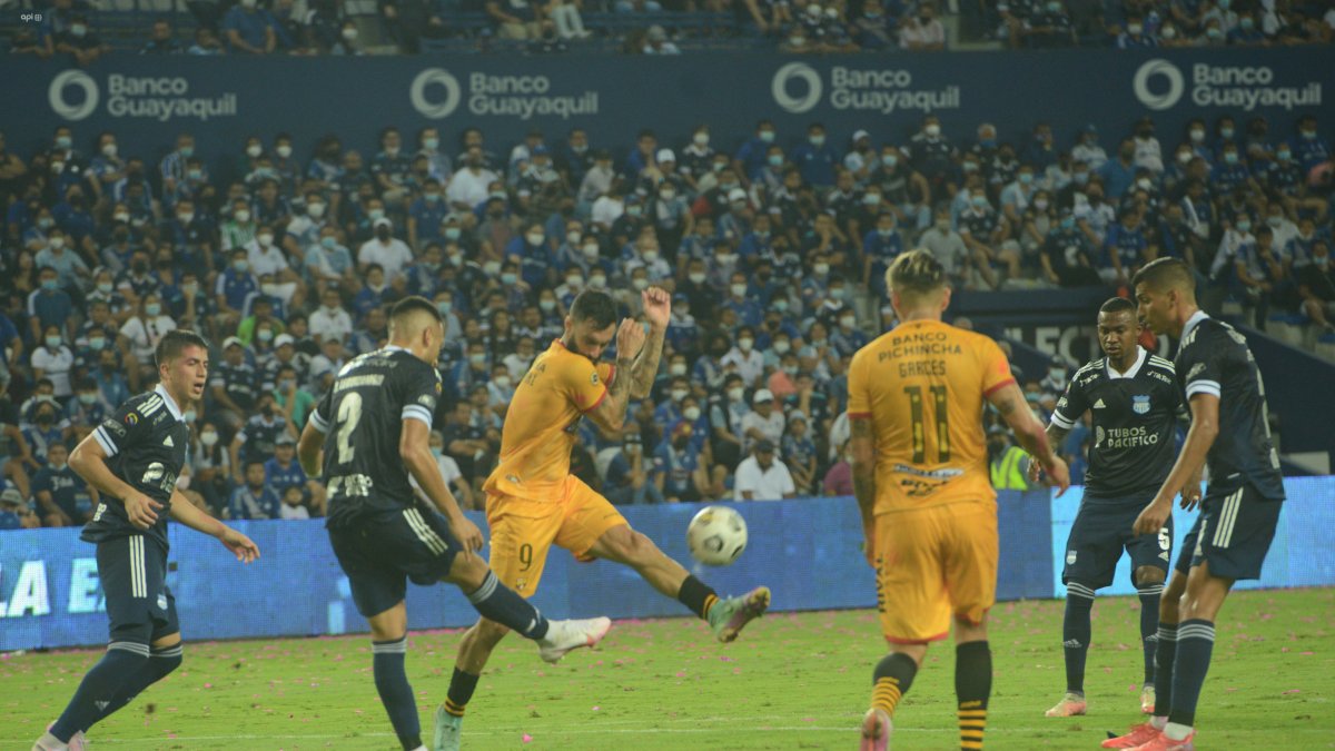 Según las autoridades, no se respetó el aforo de público en el estadio Capwell.