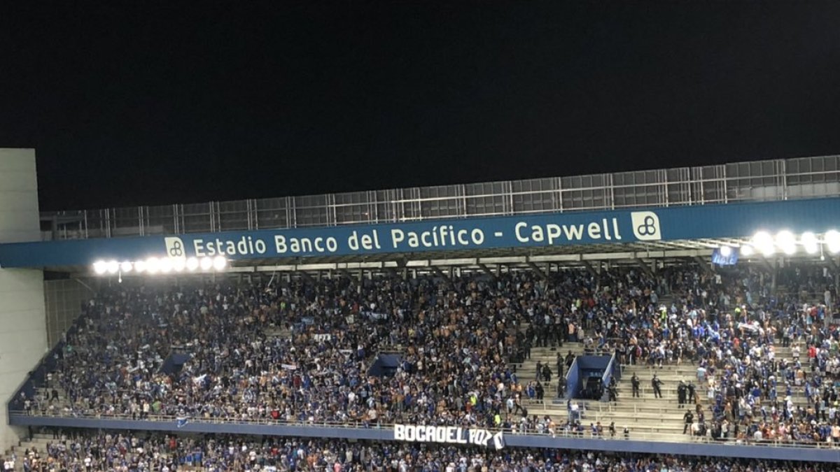 El partido entre Emelec y Barcelona se detuvo cuatro minutos por los incidentes entre los barristas de la Boca del Pozo.