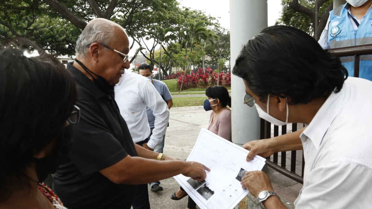 Reunión. Vecinos observan detalles de la obra, de la que sugirieron sea más alta e incluya más protección.