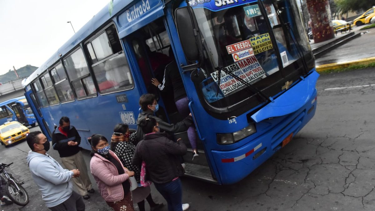 Servicio. Los transportistas en Quito declinaron la paralización del servicio.