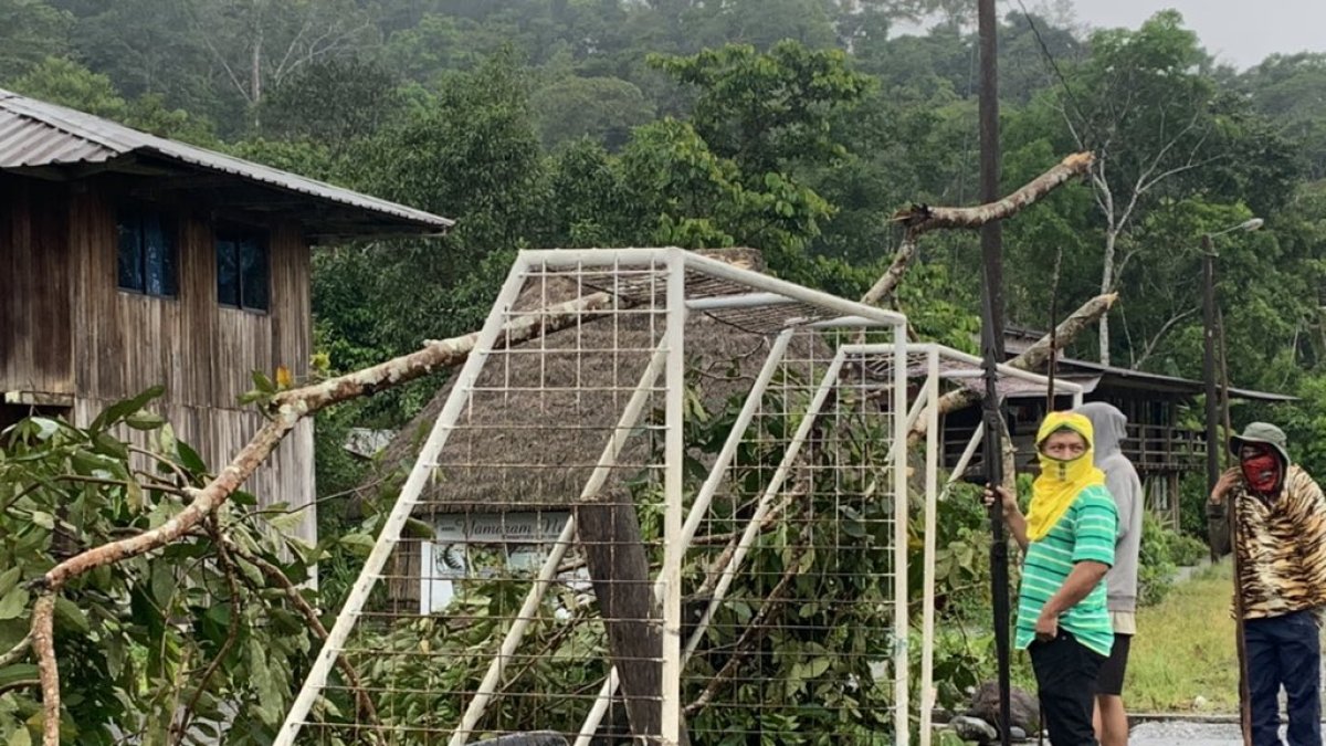 Uno de los tramos de la vía  la vía Puyo-Macas amanecía bloqueada en el sector Tsuraku.