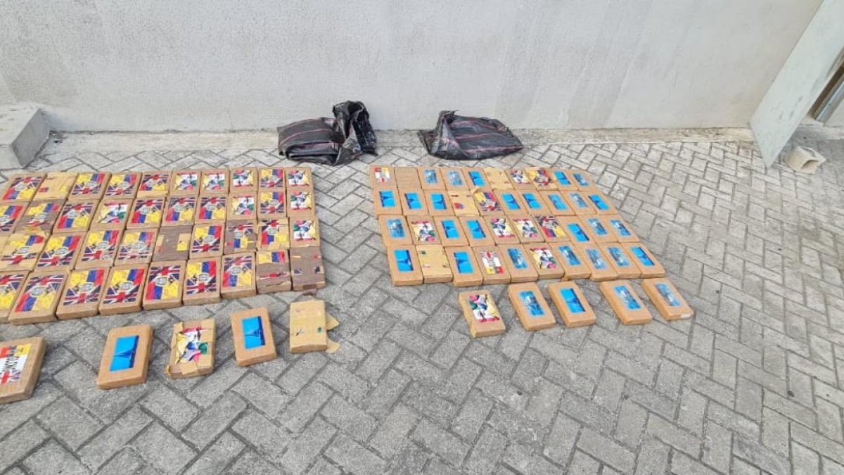 Noventa paquetes de corhidrato de cocaína fueron descubiertos en una camioneta que circulaba por esta zona periférica de Guayaquil