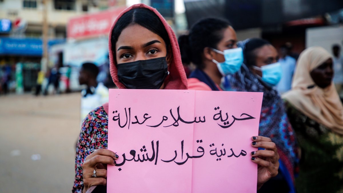 Darfur. Una manifestante muestra un cartel. Los sudaneses piden 'Paz, justicia, civilización