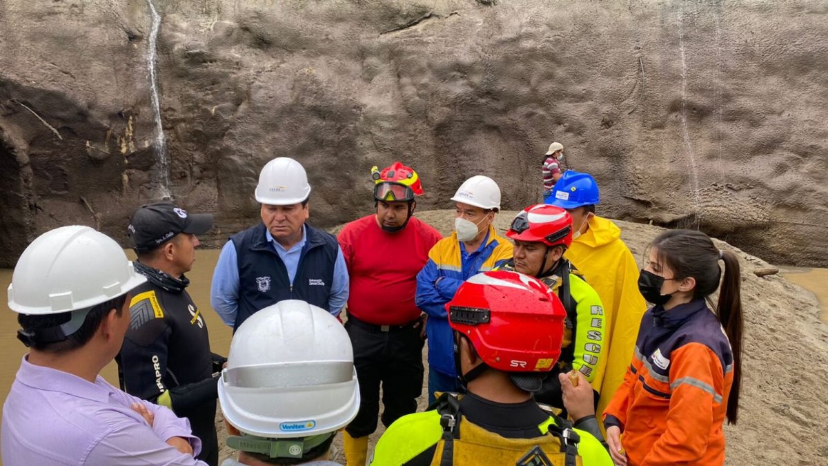 Funcionarios, rescatistas y técnicos de varias instituciones se encuentran en la zona trabajando en la búsqueda de los desaparecidos.