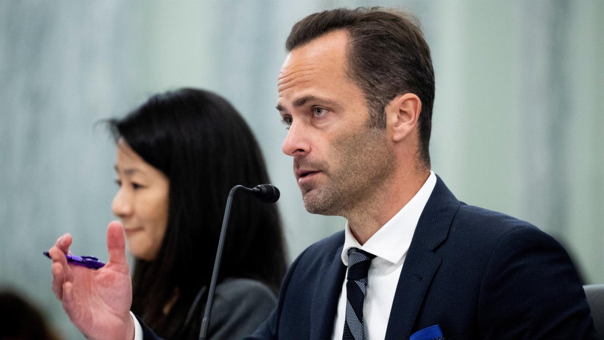 El vicepresidente para EE.UU. de TikTok, Michael Beckerman (d), y la vicepresidenta para Política Global de Snap (propietaria de Snapchat), Jennifer Stout, participan en una audiencia en el Senado de EE.UU., este 26 de octubre de 2021.