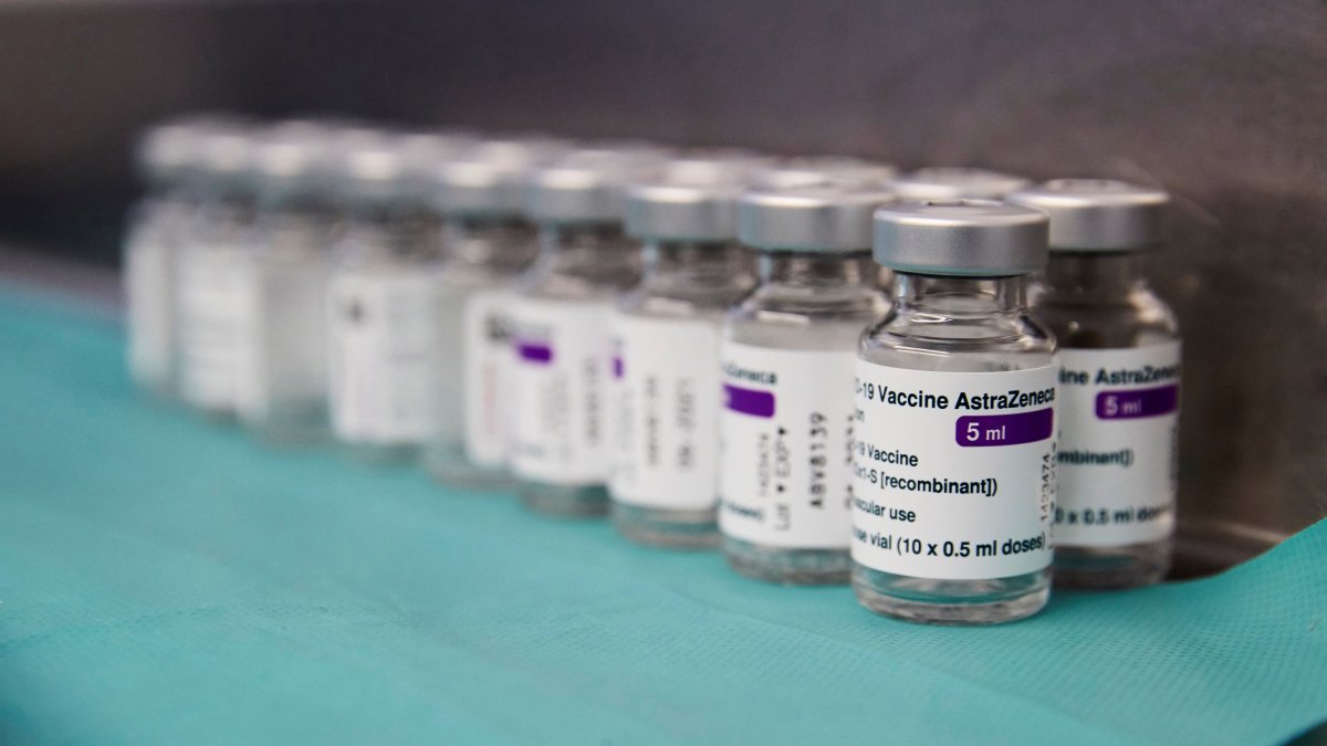 Fotografía de archivo de una vista de dosis de vacunas contra el coronavirus.