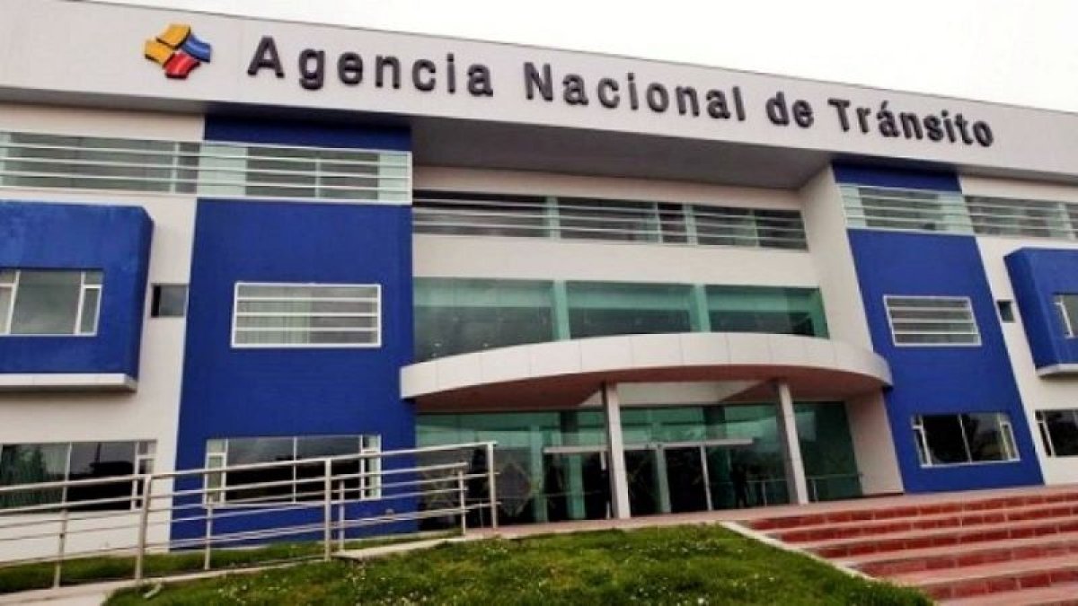 La matriz de la ANT en Quito. El sistema informático de la entidad fue atacada el jueves 21 y los trámites quedaron interrumpidos.