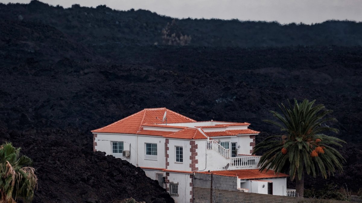 Esta casa levantada hace 40 años en Los Campitos, en la isla de La Palma, sigue en pie ante la arremetida de la lava del volcán./ Ángel Medina G. / EFE