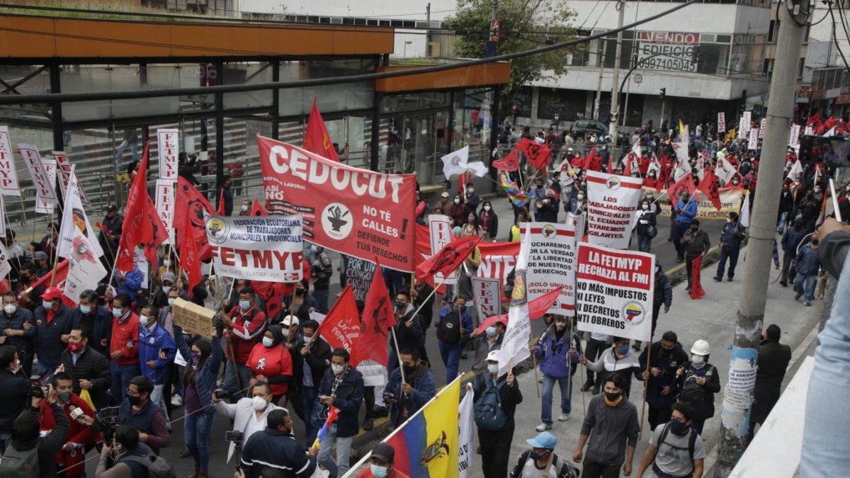 Protesta. Cientos de manifestantes marcharon la tarde de este martes por la avenida 10 de Agosto de Quito.