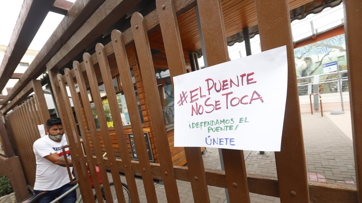 Acción. A la entrada del puente peatonal a Santay se ha pegado un letrero pidiendo que no lo saquen.