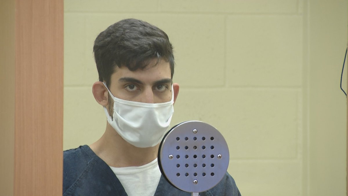 Ali Abulaban, el tiktoker rompió en llanto tras escuchar los cargos del fiscal.