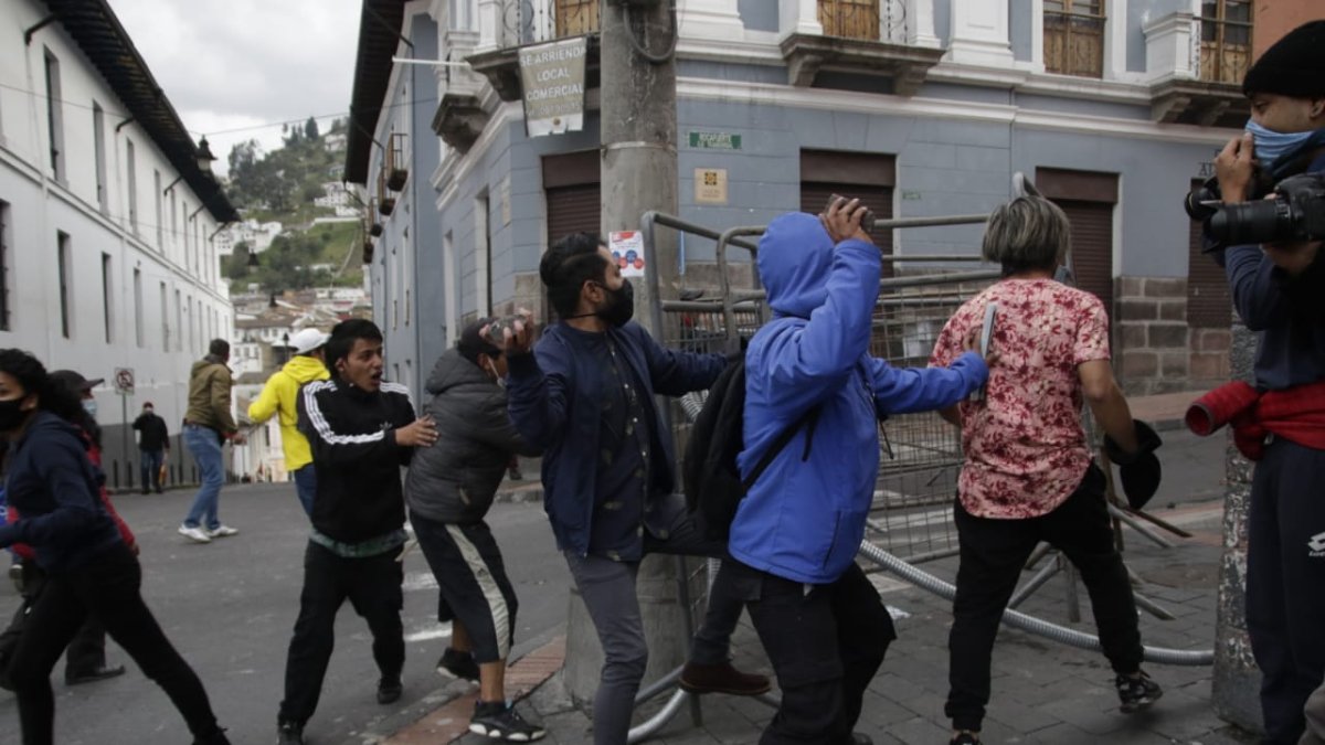 Daños. Manifestantes destruyen vallas y se enfrentan con piedras a la policía.